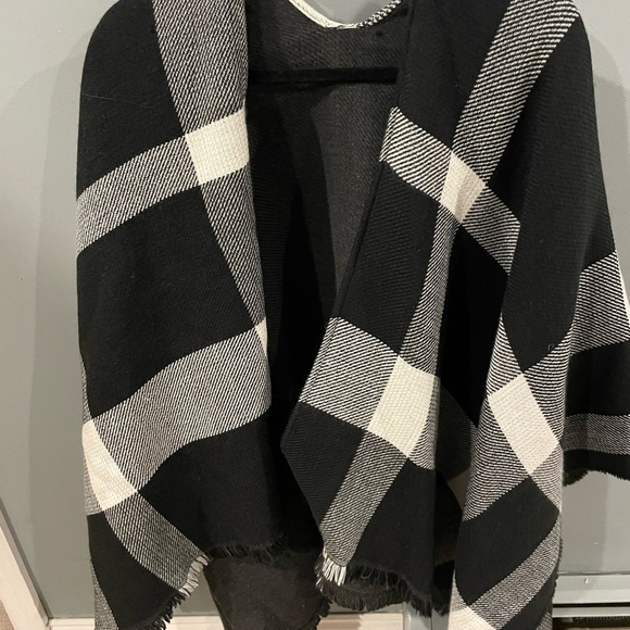 Banana Republic Jackets & Blazers - Reversible NWT Banana Republic - one size Poncho 🖤🤍